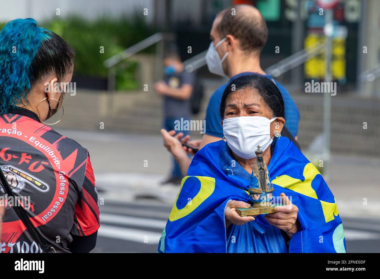 São PAUL0 (SP), 16.05.2021 - Cidade-Anhänger von Bruno Covas nimmt während der Prozession des Bürgermeisters ein Bild von Nossa Senhora Aparecida in die Hände Stockfoto