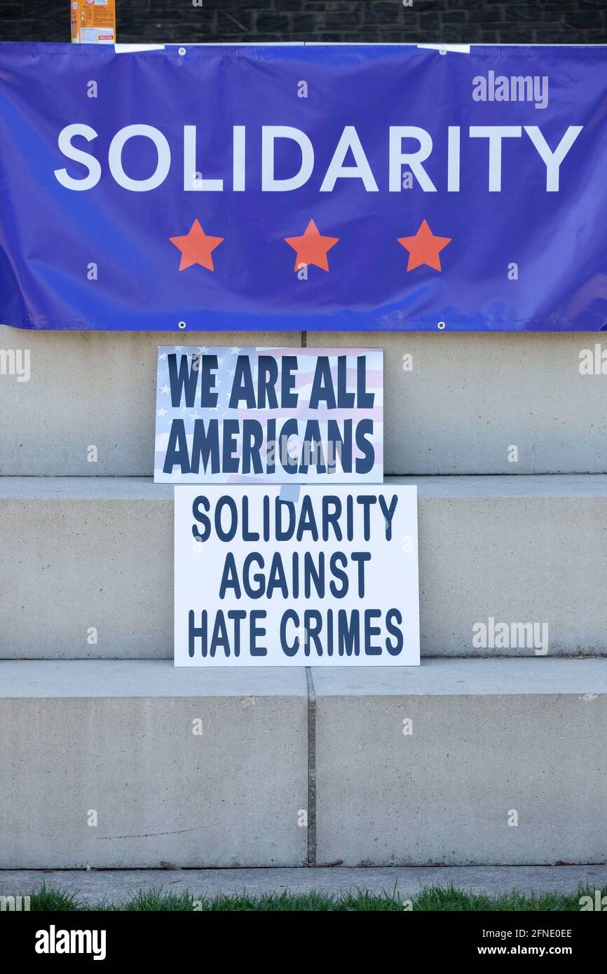 Columbus, Usa. Mai 2021. Banner und Zeichen zur Unterstützung von Toleranz und Solidarität, die während des marsches zu sehen waren.viele verschiedene Arten von Menschen kamen in „Solidarität: Ohio United Against Hate“, um mit unterrepräsentierten Minderheiten in Ohio zusammenzuarbeiten, darunter AAPI-Gemeinschaften (Asian Americans and Pacific Islanders), schwarze Gemeinschaften und die LGBTQ-Gemeinschaft. (Foto von Stephen Zenner/SOPA Images/Sipa USA) Quelle: SIPA USA/Alamy Live News Stockfoto