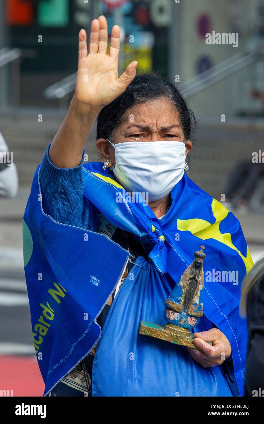 São PAUL0 (SP), 16.05.2021 - Cidade-Anhänger von Bruno Covas nimmt während der Prozession des Bürgermeisters ein Bild von Nossa Senhora Aparecida in die Hände Stockfoto