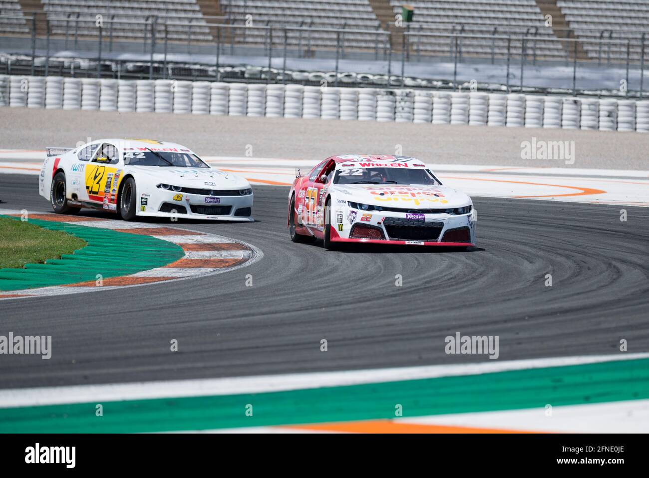 Valencia, Spanien. Mai 2021. Nicolo Rocca von DF1 Racing und Luigi Ferrara von 42 Racing in Aktion während des Nascar Whelen Valencia Rennen.die NASCAR Whelen Euro Series wurde 2008 gegründet und gründete die NASCAR offiziellen European Series im Januar 2012 dank einer langfristigen Partnerschaft mit NASCAR unterzeichnet (National Association for Stock Car Auto Racing). Die europäische NASCR feiert ihren einzigen Termin in Spanien auf dem Circuit Ricardo Tormo in Cheste, Valencia. (Foto: Xisco Navarro/SOPA Images/Sipa USA) Quelle: SIPA USA/Alamy Live News Stockfoto