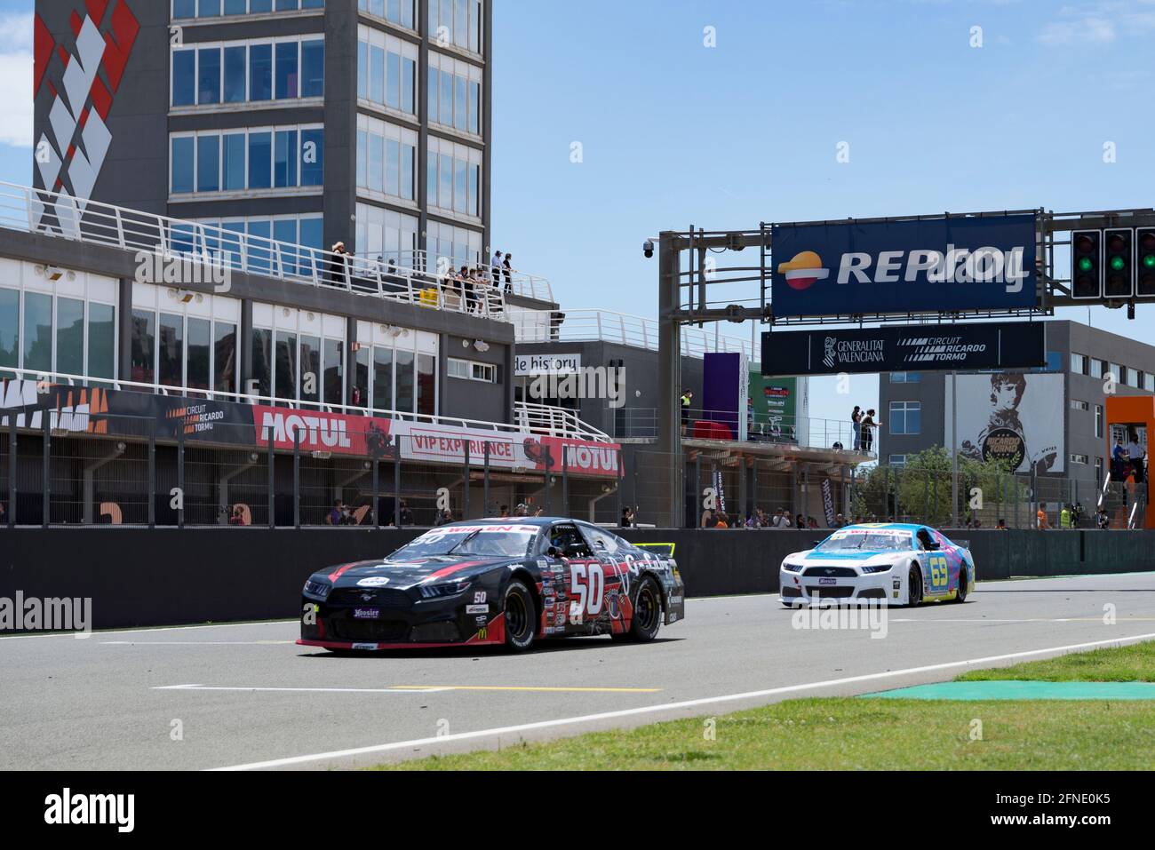 Valencia, Spanien. Mai 2021. Vittorio Ghirelli von Hendriks Motorsport und Sebastiaan Bleekemolen vom Team Bleekemolen im Einsatz während des Nascar Whelen Valencia Rennens die NASCAR Whelen Euro Series wurde 2008 gegründet und gründete dank einer langjährigen Partnerschaft mit NASCAR im Januar 2012 die offizielle NASCAR European Series (National Association for Stock Car Auto Racing). Die europäische NASCR feiert ihren einzigen Termin in Spanien auf dem Circuit Ricardo Tormo in Cheste, Valencia. (Foto: Xisco Navarro/SOPA Images/Sipa USA) Quelle: SIPA USA/Alamy Live News Stockfoto