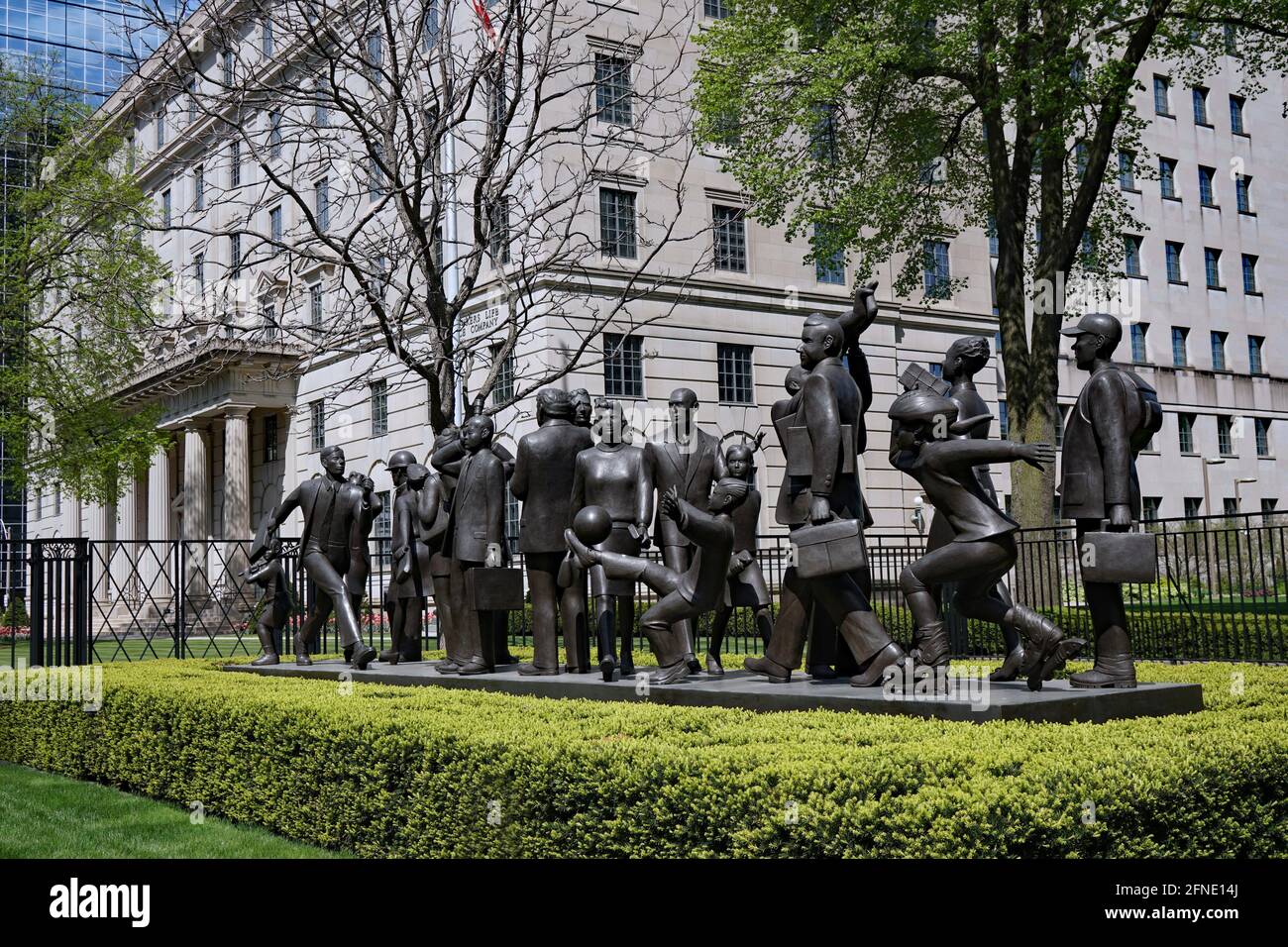 Toronto, Kanada - 16. Mai 2021: Eine Skulptur von Kirk Newman mit dem Titel 'Community' zeigt gewöhnliche Menschen vor dem Hauptsitz des Manulife Insu Stockfoto