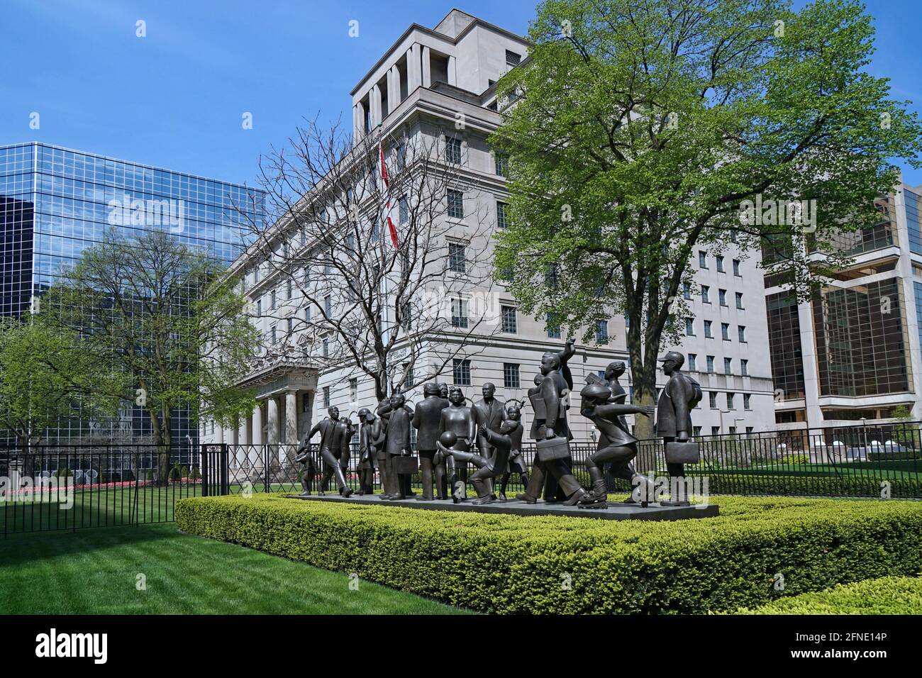 Toronto, Kanada - 16. Mai 2021: Eine Skulptur von Kirk Newman mit dem Titel 'Community' zeigt gewöhnliche Menschen vor dem Hauptsitz des Manulife Insu Stockfoto