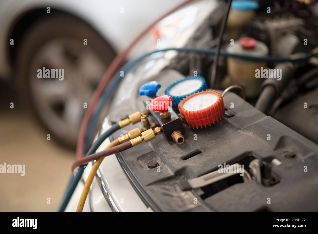 Hochdruckventil an der Unterseite der Motorhaubendruckmanometer, Wartung und Nachfüllen der Klimaanlage Stockfoto