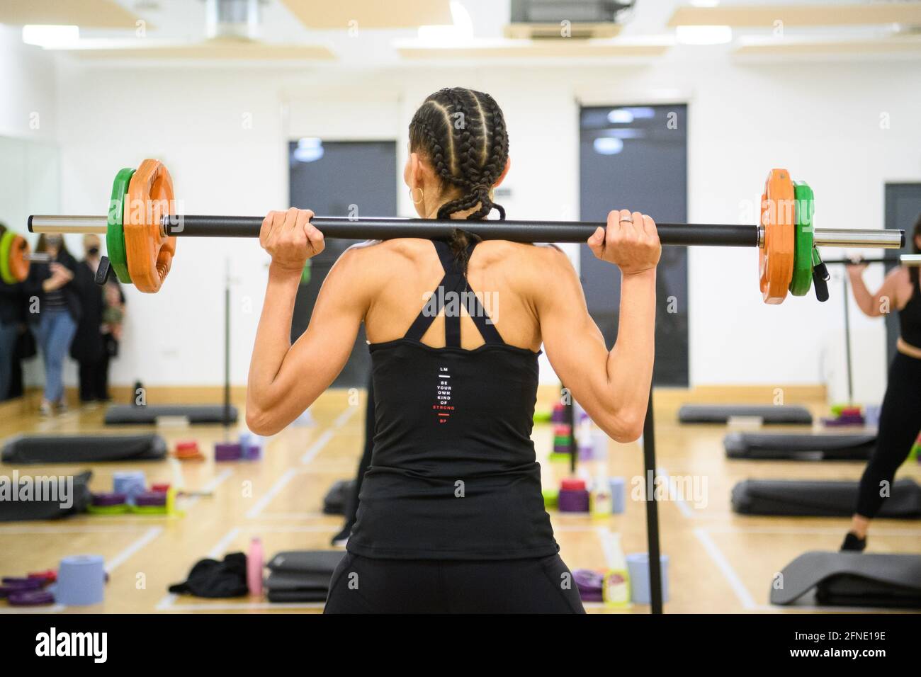 London, Großbritannien. 17 Mai 2021. Die Fitnesstraining-Trainerin, Frau Melie Pennicott, unterrichtet einen Mitternachtskurs im Fusion Park Road Leisure Center im Norden Londons. Der Kurs begann um 12.01.00 Uhr, um die Rückkehr der Gruppenübung in Innenräumen zu feiern, da die Maßnahmen zur Sperrung des Coronavirus in Großbritannien gelockert werden. Bilddatum: Montag, 17. Mai 2021. Bildnachweis sollte lauten: Matt Crossick/Empics/Alamy Live News Stockfoto