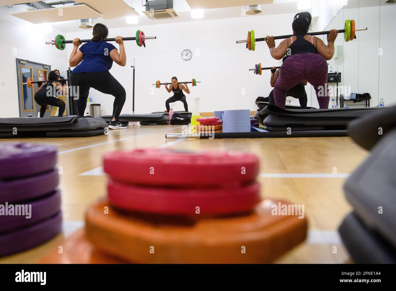 London, Großbritannien. 17 Mai 2021. Die Fitnesstraining-Trainerin, Frau Melie Pennicott, unterrichtet einen Mitternachtskurs im Fusion Park Road Leisure Center im Norden Londons. Der Kurs begann um 12.01.00 Uhr, um die Rückkehr der Gruppenübung in Innenräumen zu feiern, da die Maßnahmen zur Sperrung des Coronavirus in Großbritannien gelockert werden. Bilddatum: Montag, 17. Mai 2021. Bildnachweis sollte lauten: Matt Crossick/Empics/Alamy Live News Stockfoto