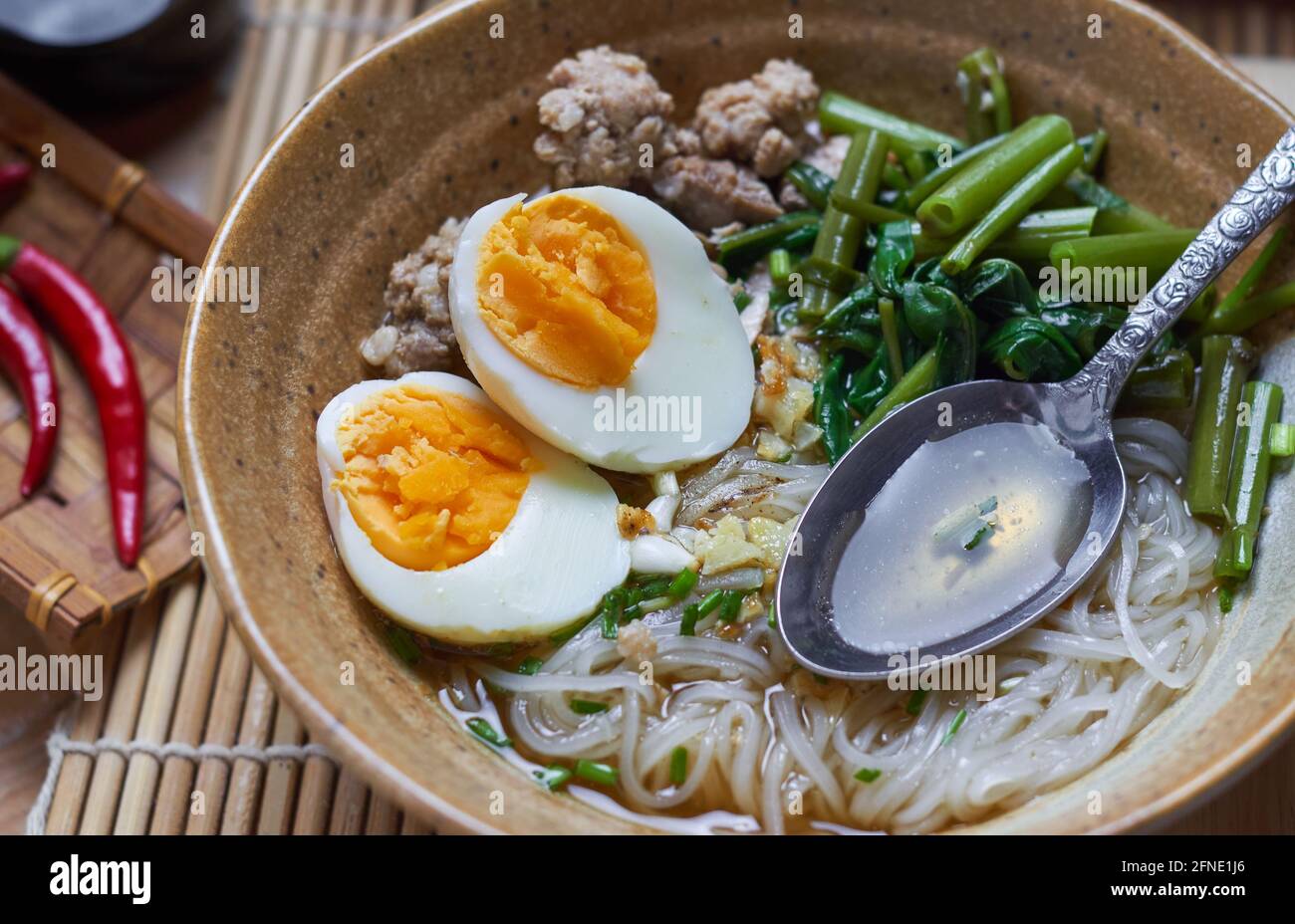 Die leckere Nudelsuppe im Look, die in einer Schüssel serviert wird Stockfoto