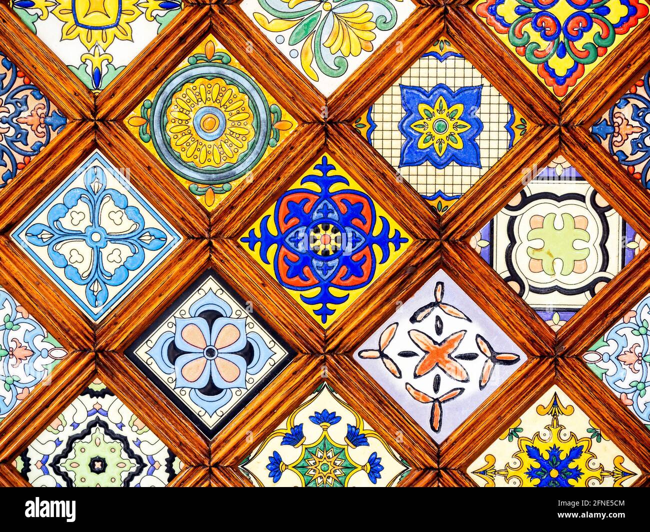 Close up schöne Vintage-Muster der bunten Glasfenster marokkanischen Stil Hintergrund. Nahaufnahme eines klassischen Musters aus Holz-Buntglas. Stockfoto