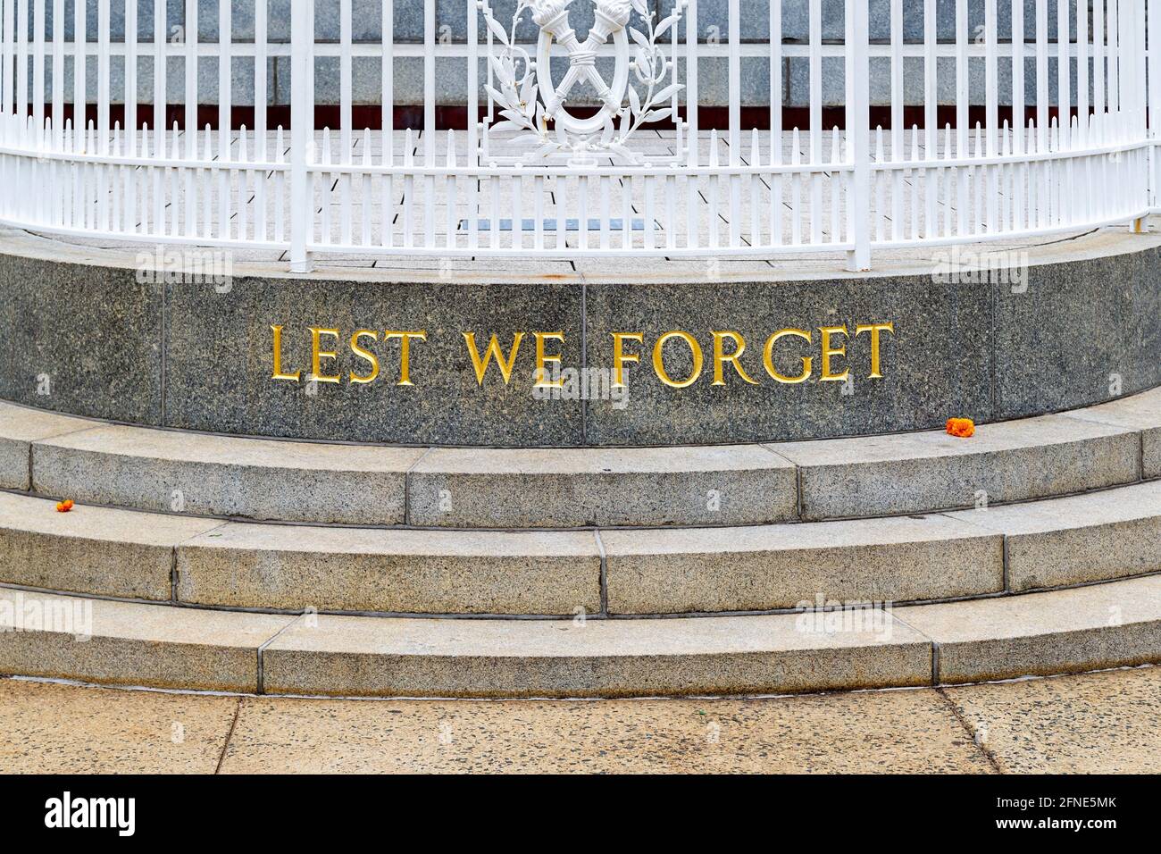 Das Schild „Lest We Forget“ auf dem staatlichen Kriegsdenkmal in Kings Park, Perth, steht Stockfoto