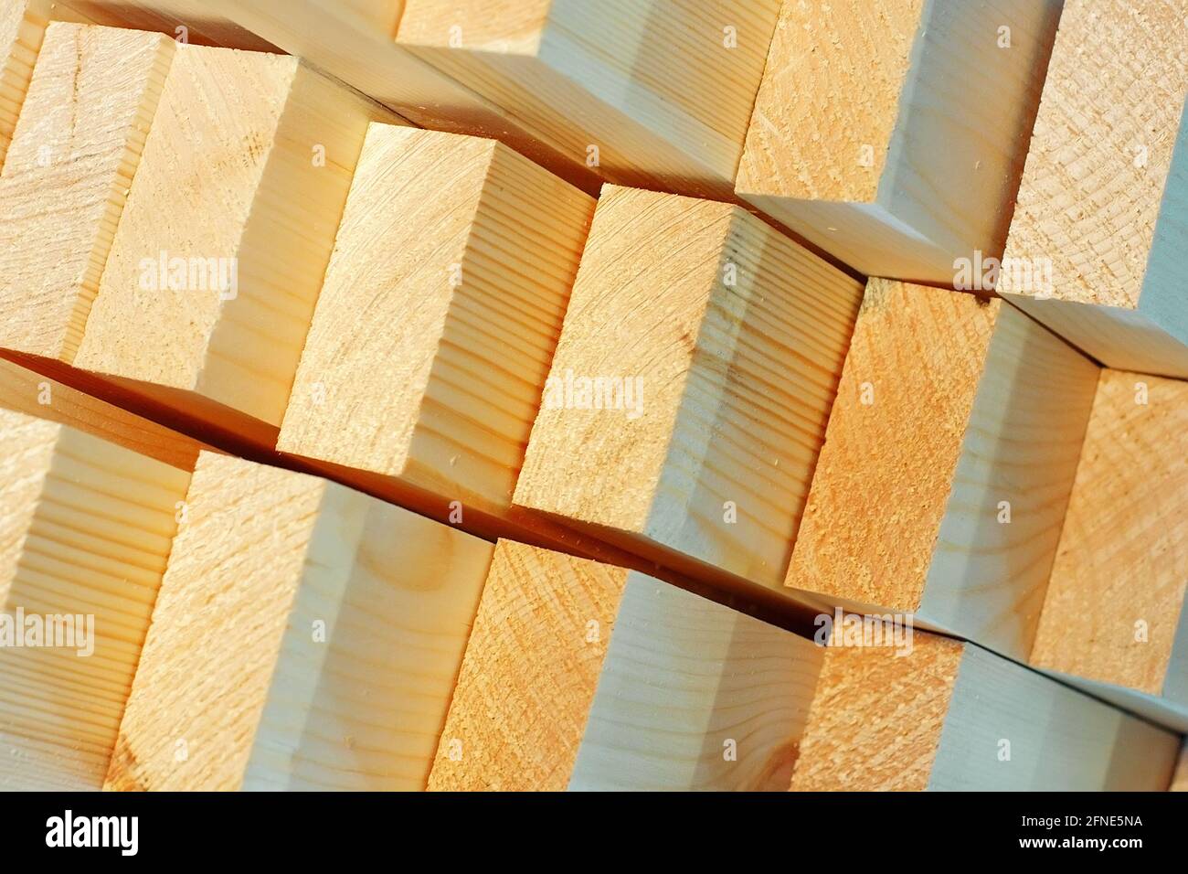 Dies sind die Enden der gehobelten Holzstäbe im Sägewerk oder in der Schreinerei. Sägen Trocknen und Vermarktung von Holz. Industrieller Hintergrund Stockfoto