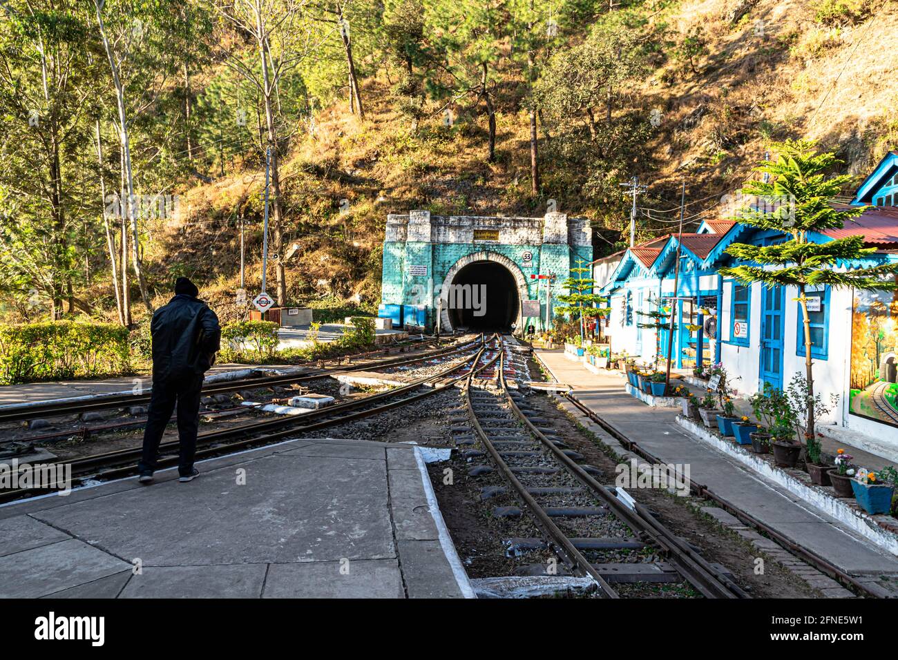 kalka shimla Eisenbahnstrecke in himachal pradesh. Stockfoto