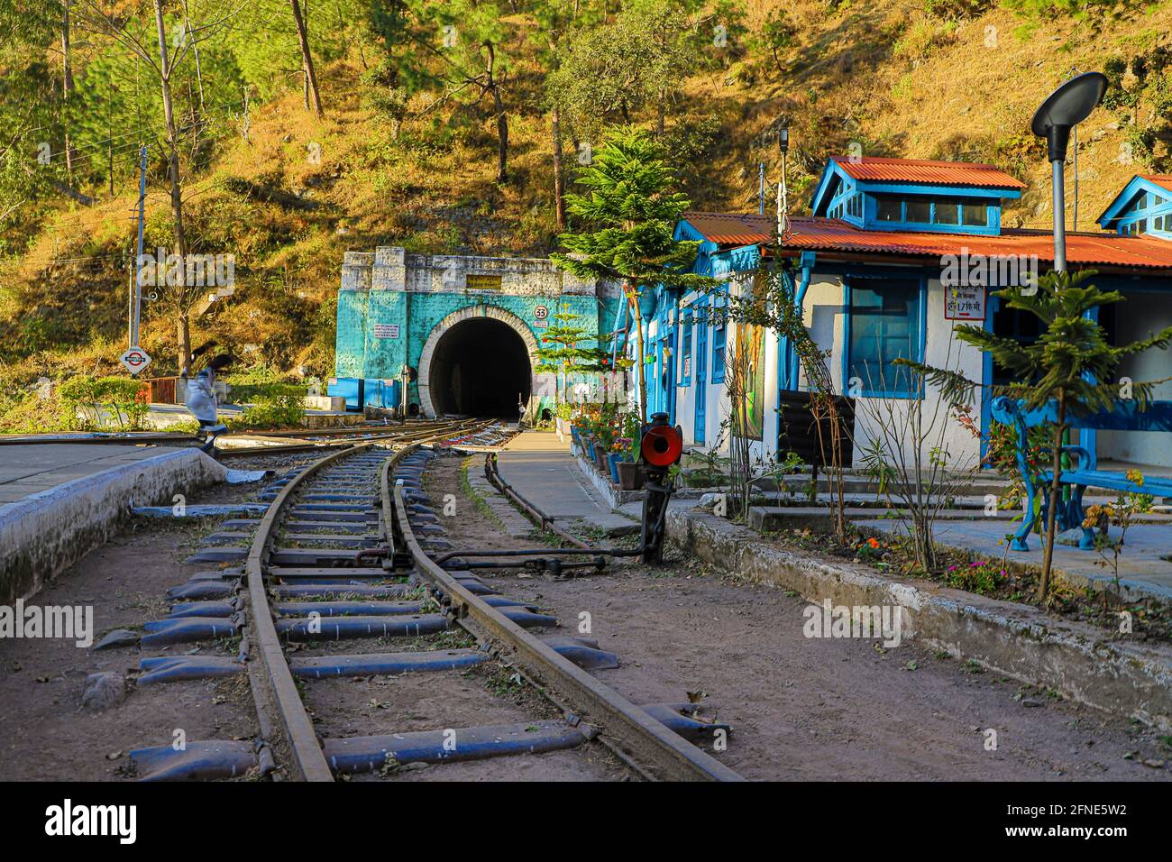 kalka shimla Eisenbahnstrecke in himachal pradesh. Stockfoto