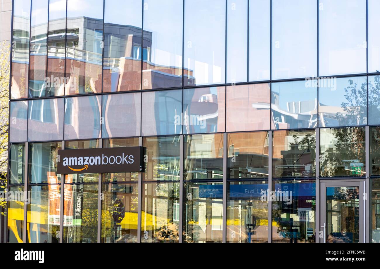 Denver, Colorado - 12. Mai 2021: Amazon Books Ladenbau-Schild auf der Glasfassade façade des Buchhandels im Cherry Creek District, Denver, C Stockfoto