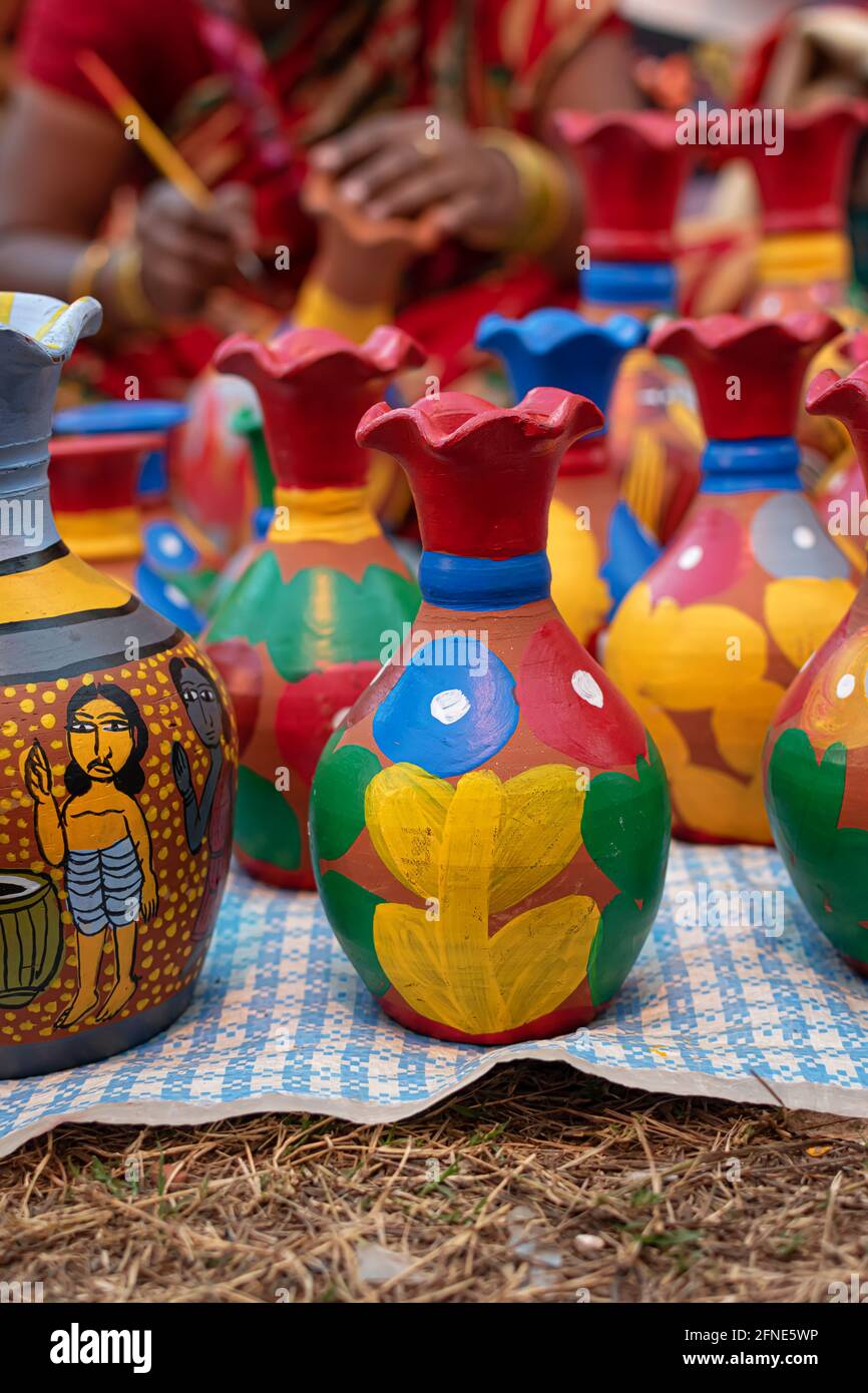 Schöne handgemachte bunte dekorative Blumenvase wird in einem Geschäft zum Verkauf in verschwommenem Hintergrund angezeigt. Indische Handwerkskunst Stockfoto