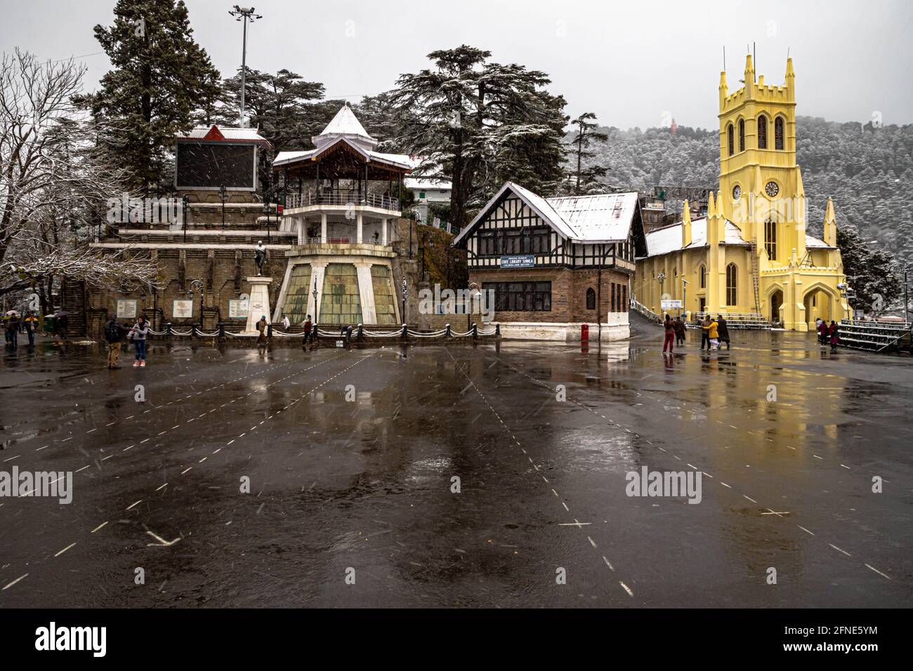 Schöne Aussicht auf shimla Stadt und Mall Straße nach Schneefall. Stockfoto