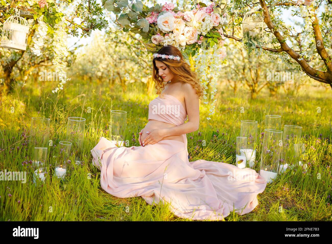 Hübsch schwanger Bauch draußen. Konzept des glücklichen Schwangerschaftslebens. Stockfoto