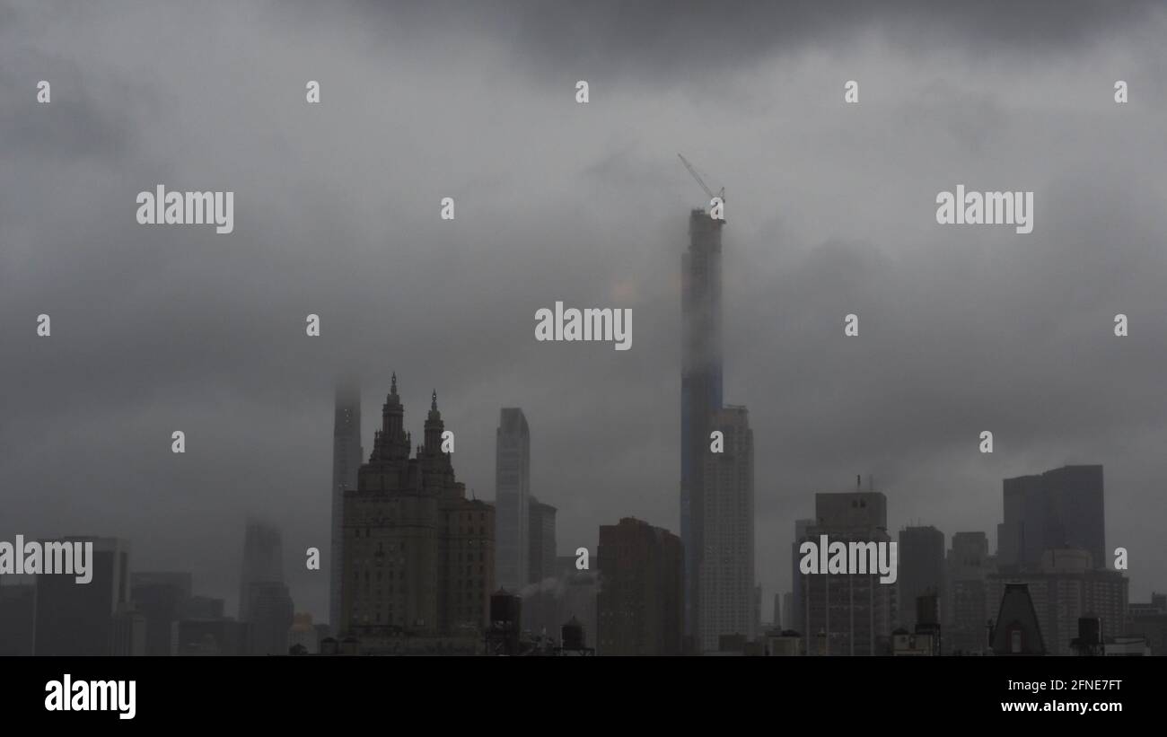 Stürmischer Herbsthimmel über Manhattan mit Wolken über Wolkenkratzern Stockfoto