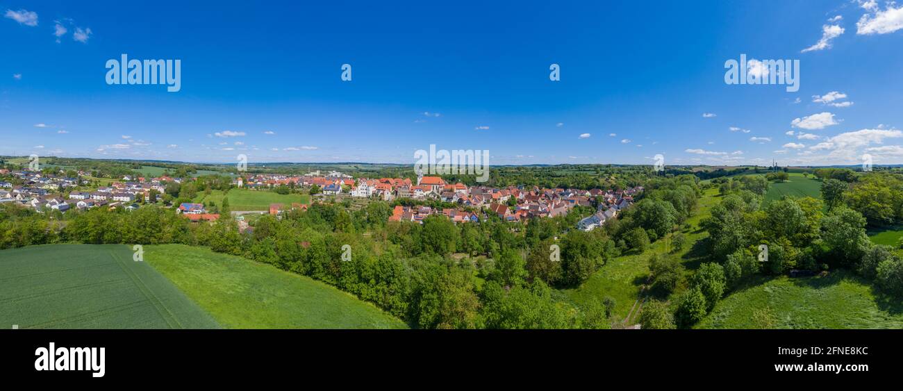 Drohnenaufnahme, Landschaftspanorama mit Stadtbild, Gochsheim, Kraichgau, Baden-Württemberg, Deutschland Stockfoto