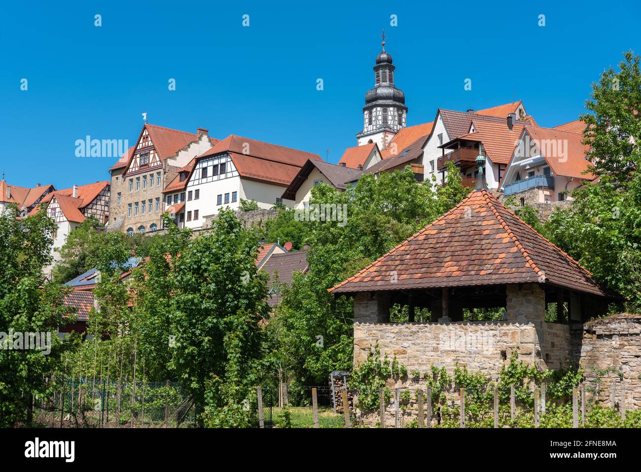 Stadtbild mit historischer Stadtmauer und St.-Martin-Kirche, Gochsheim, Baden-Württemberg, Deutschland Stockfoto