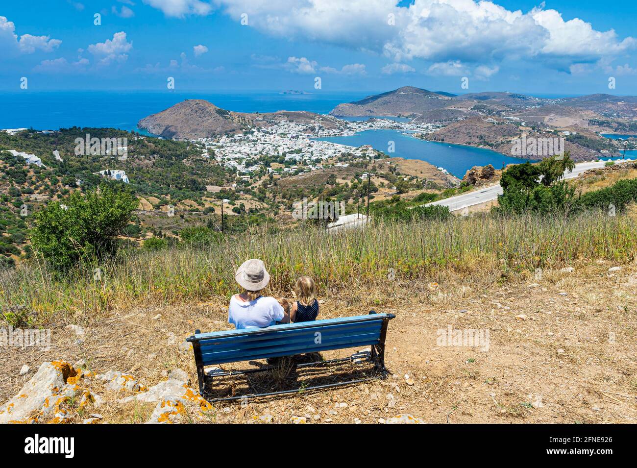 Frau und ihre Tochter bei einem Blick über Patmos und die Stadt Skala, Patmos, Griechenland Stockfoto