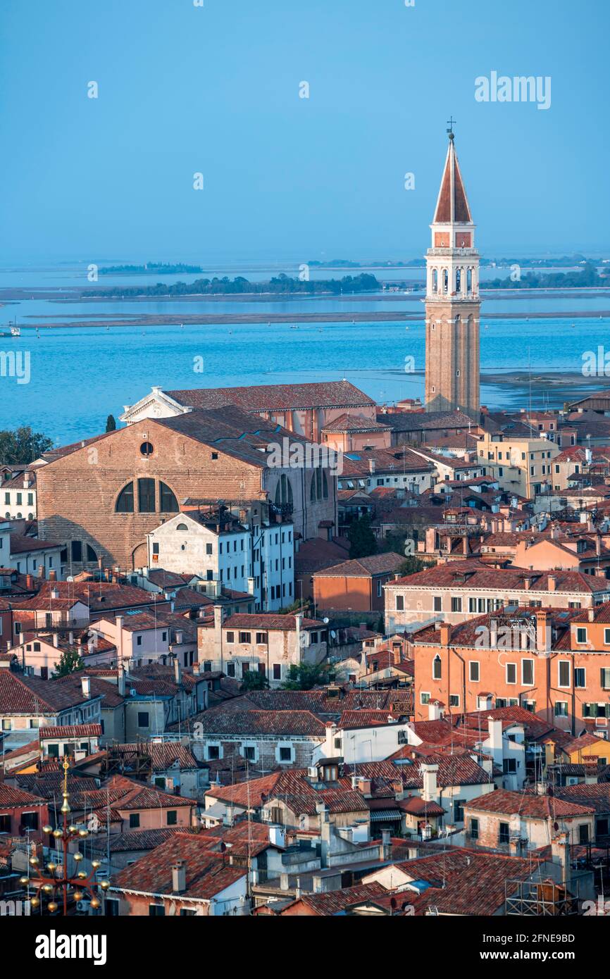 Blick vom Glockenturm Campanile di San Marco, Kirchturm der Chiesa di San Francesco della Vigna und Chiesa di San Lorenzo, Stadtblick von Venedig Stockfoto