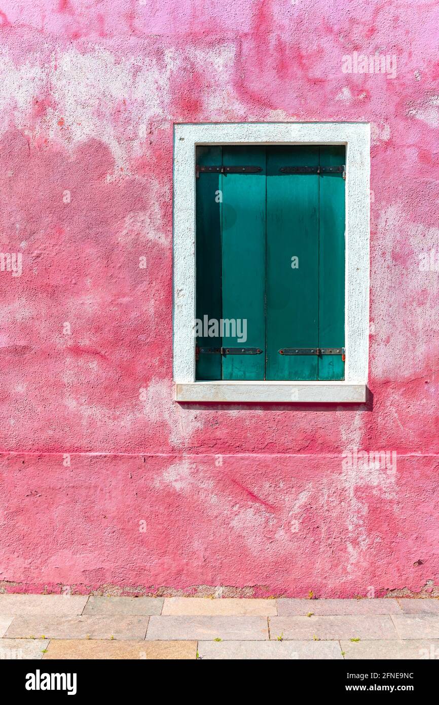 Rosa Wand mit Fenster, bunte Hauswand, geschlossene Fensterläden, morbide, bunte Fassade, Burano Island, Venedig, Venetien, Italien Stockfoto