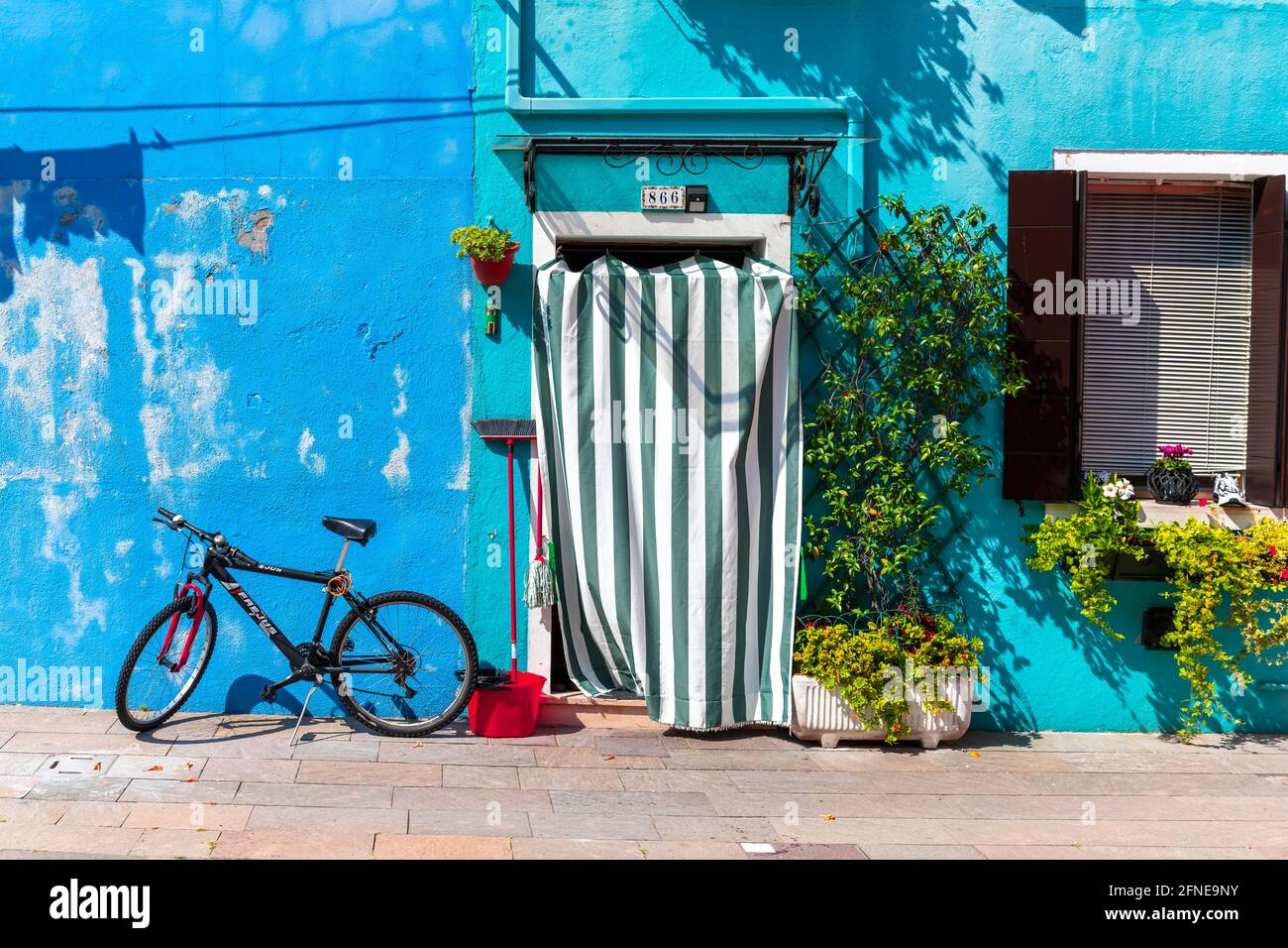 Fahrrad vor einem blauen Haus, bunte Häuser, bunte Fassade, Burano Island, Venedig, Venetien, Italien Stockfoto