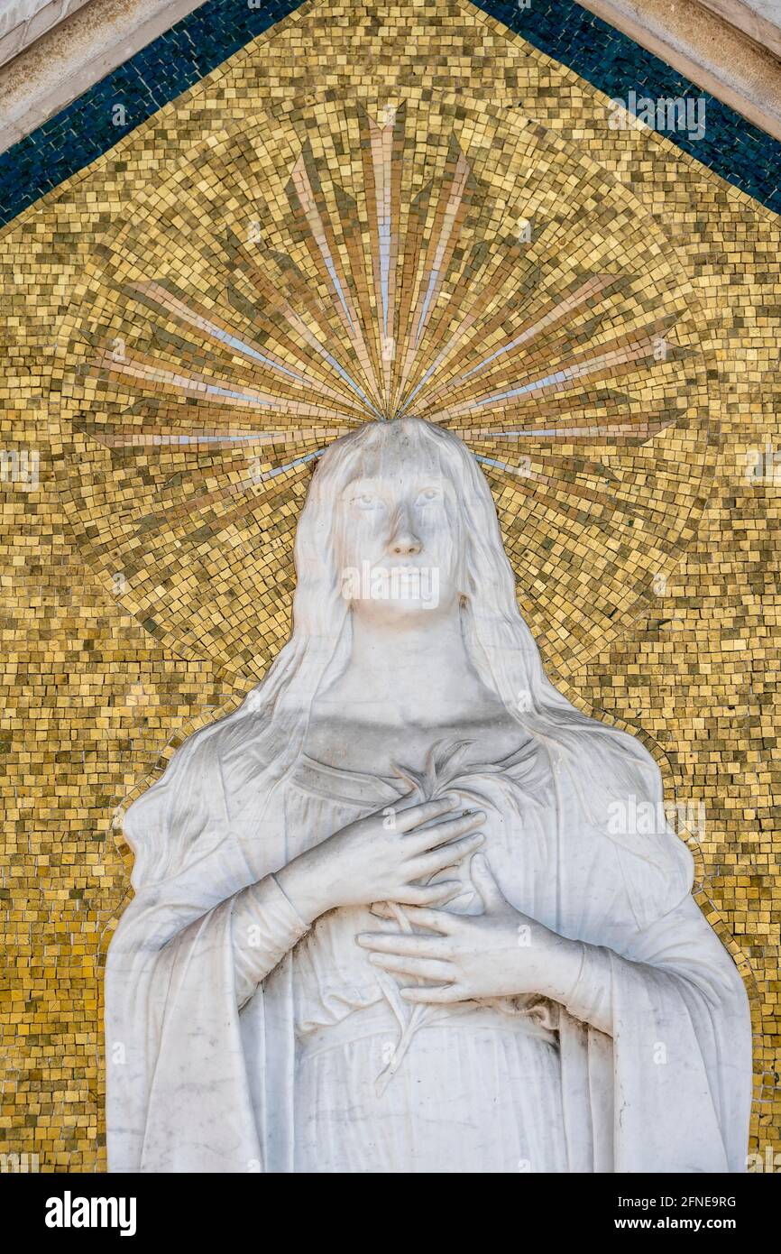 Maria mit Heiligenschein, Mosaik mit Relief, Friedhofsinsel San Michele, Venedig, Italien Stockfoto