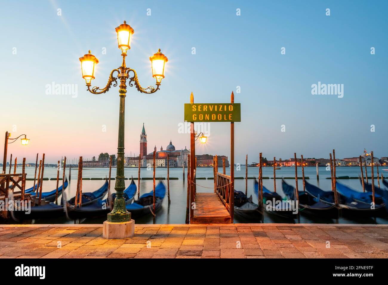 Bootsanlegestelle, Servicio Gondole, Anlegestelle mit venezianischen Gondeln, in der hinteren Kirche San Giorgio Maggiore, Langzeitbelichtung, Morgendämmerung, Venedig, Venetien Stockfoto