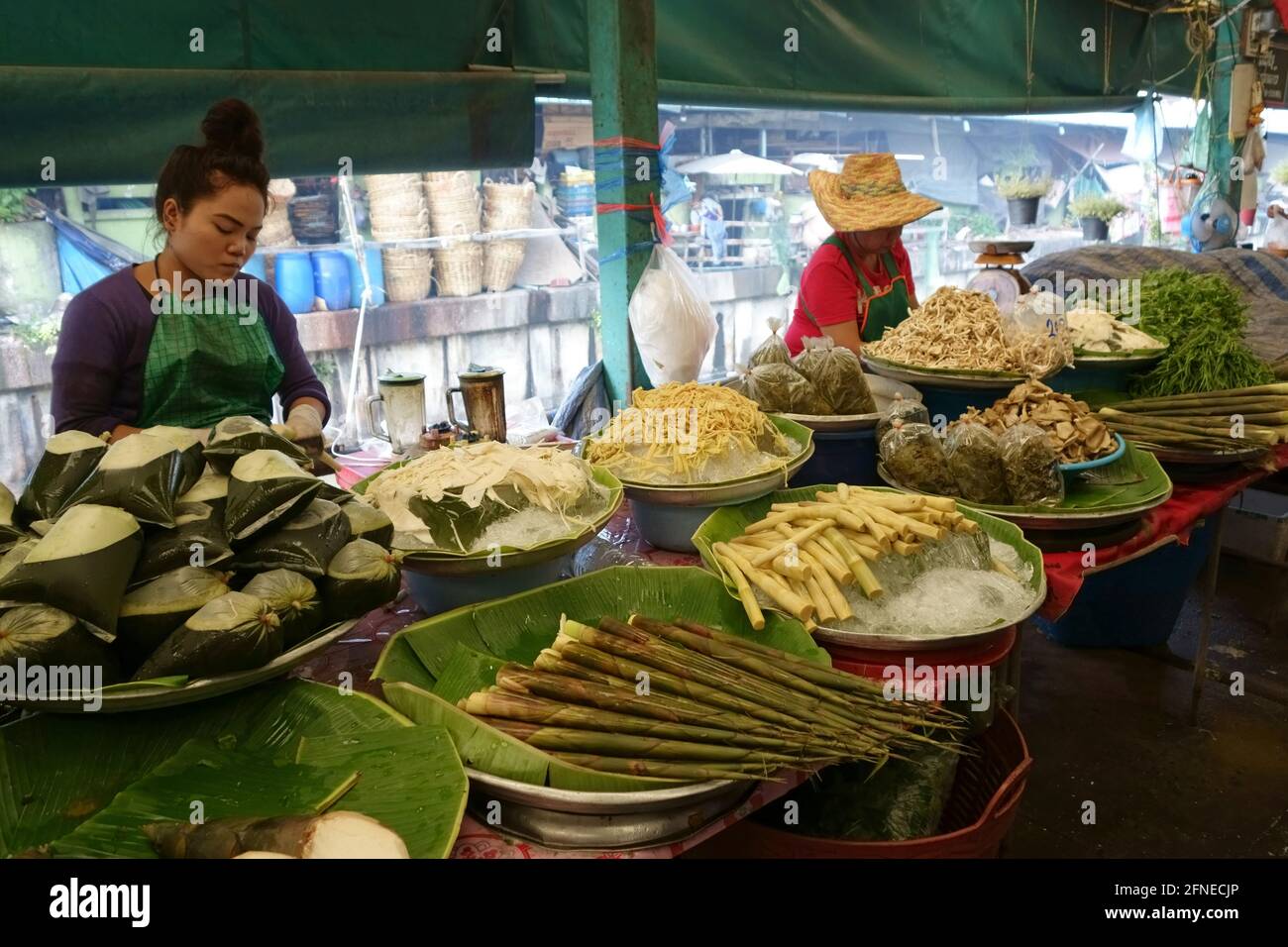 Ordentlich zubereitete und ausgestellte Gemüseprodukte auf dem überdachten Lebensmittelmarkt in Bangkok, Thailand Stockfoto