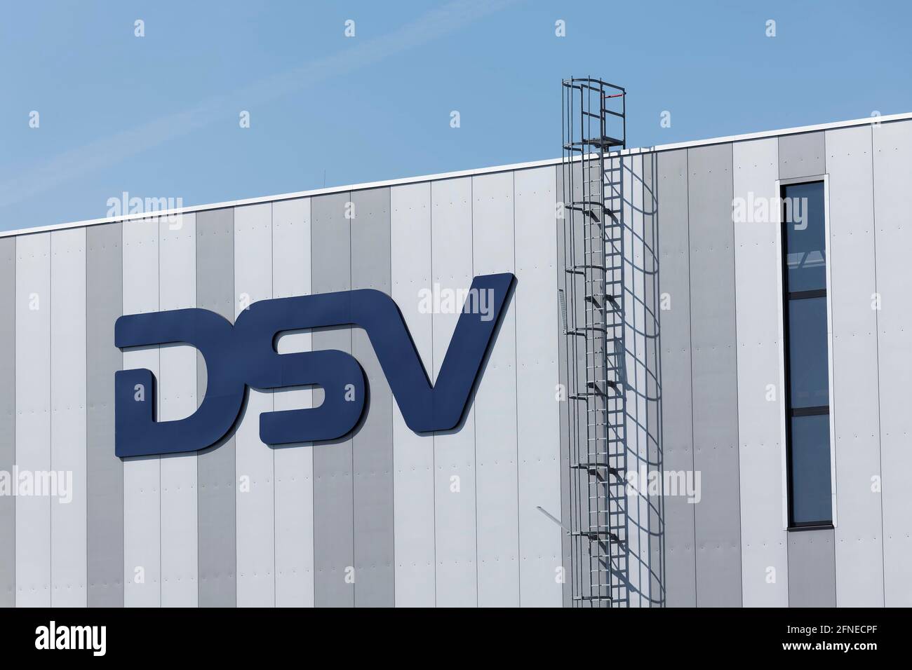 DSV, Logo auf Krefelder Logistikzentrum, internationales Transport- und Logistikunternehmen, Nordrhein-Westfalen, Deutschland Stockfoto