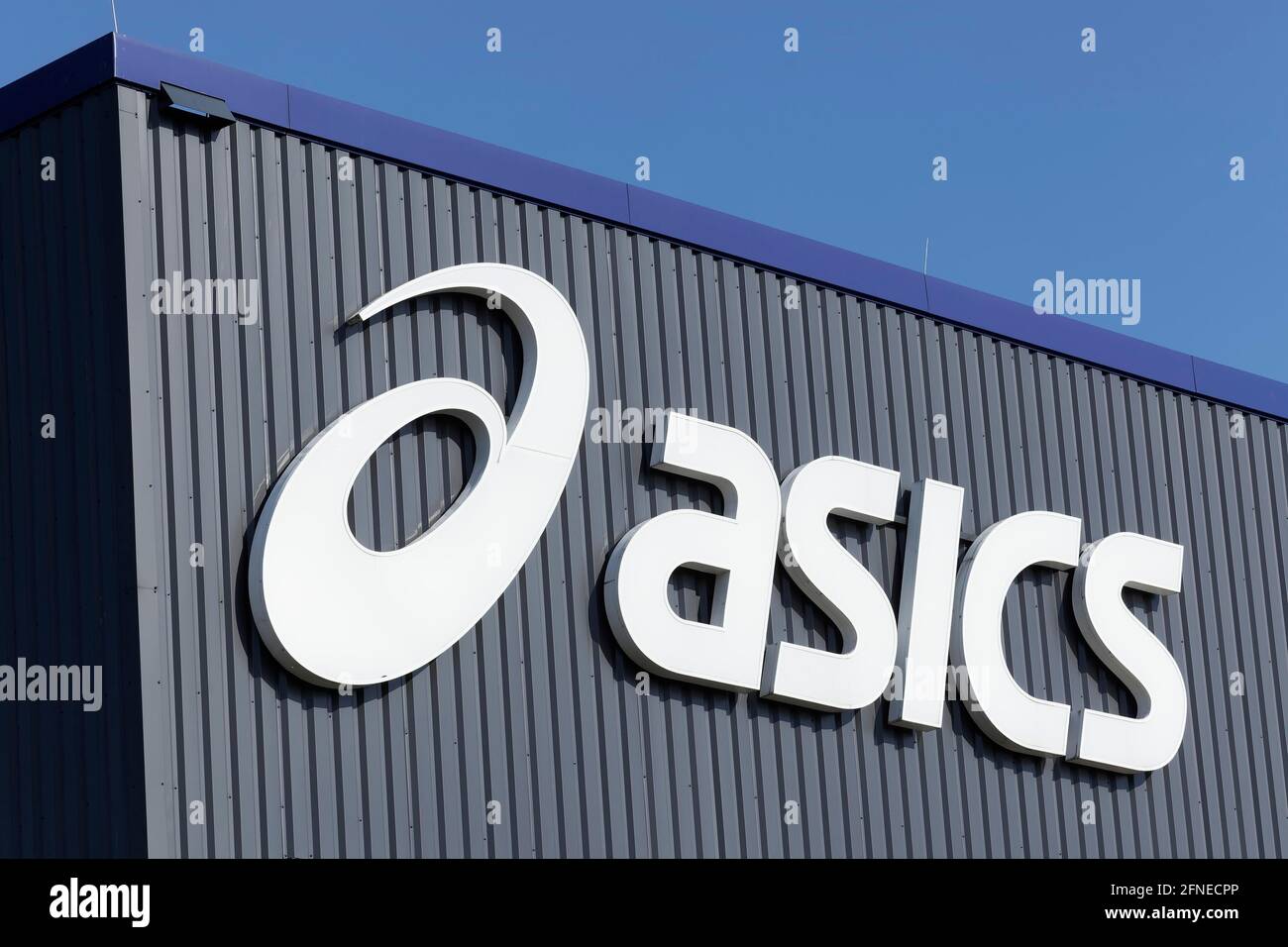Logo Asics am deutschen Hauptsitz, japanische Sportschuh- und  Bekleidungsmarke, Krefeld, Nordrhein-Westfalen, Deutschland Stockfotografie  - Alamy