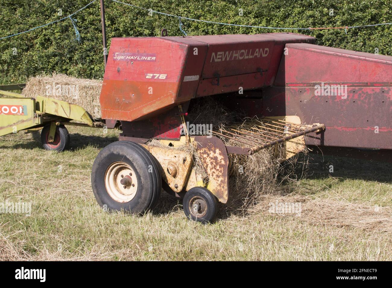 Heubereitung, dritte Stufe, konventionelle Ballenpresse Stockfoto