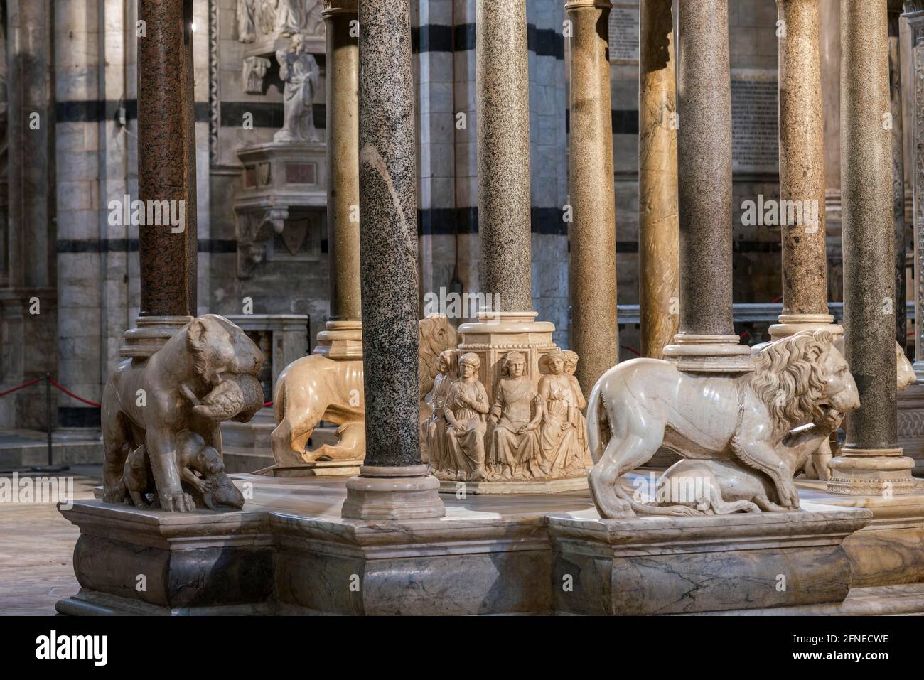 Sockel mit Löwen und Darstellung der sieben liberalen Künste, Marmorkanzel, 1266-68, Bildhauer Nicola Pisano, Kathedrale von Siena, Duomo Santa Maria Stockfoto