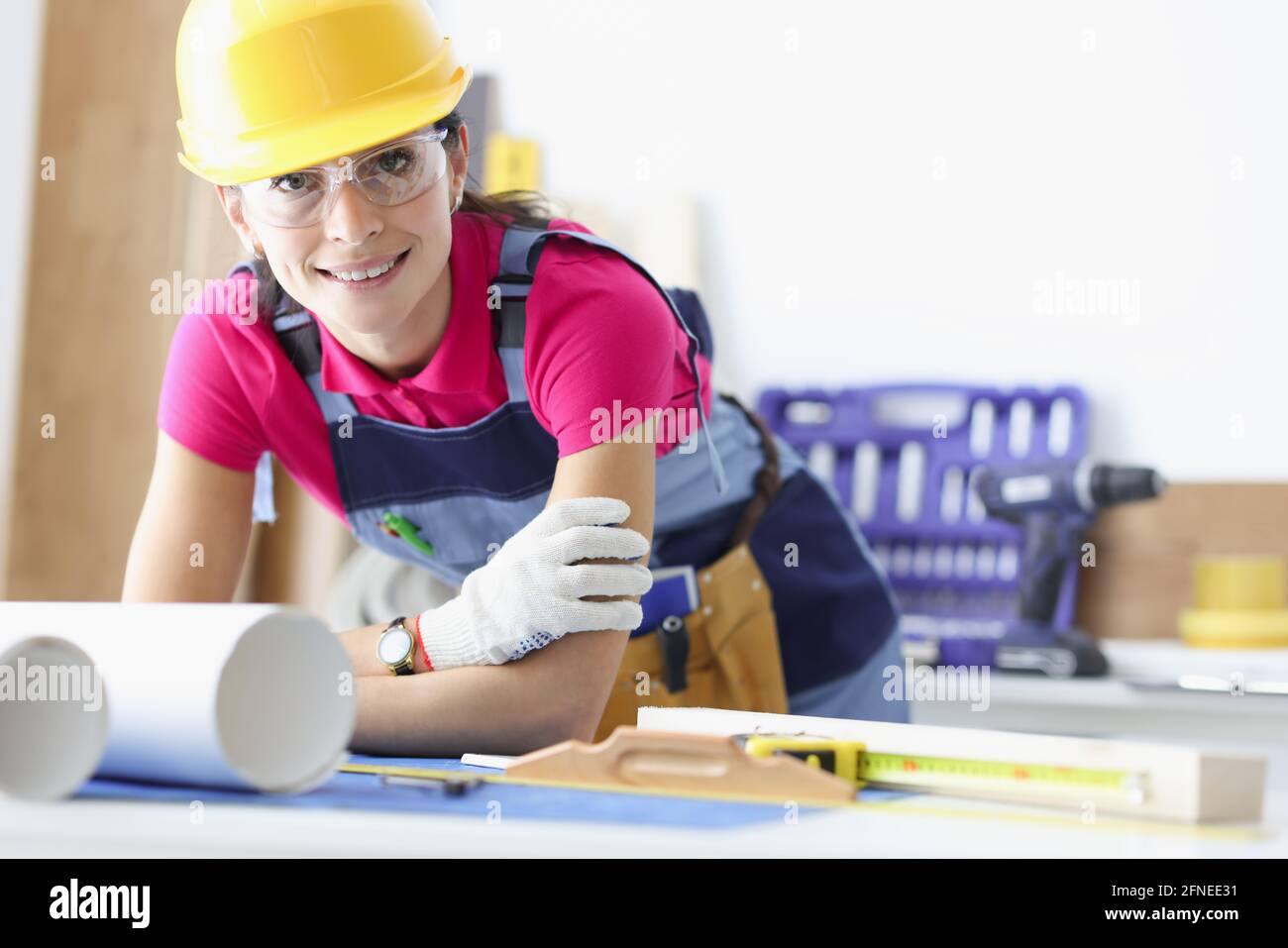 Designerin Architektin am Arbeitstisch aus der Nähe Stockfoto