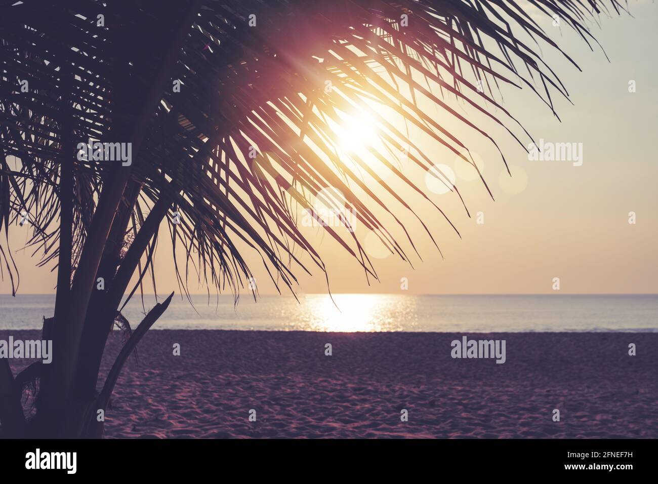 Tropische Natur sauberer Strand Sonnenuntergang Himmel Zeit mit Sonnenlicht Hintergrund Stockfoto