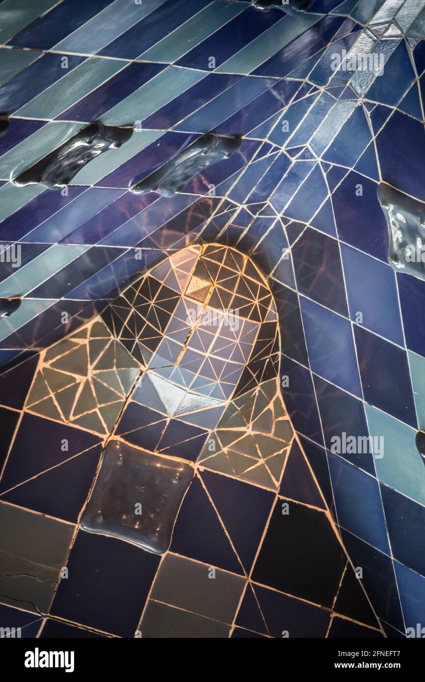 Nahaufnahme der Kacheln in der Casa Batlo, dem ikonischen Meisterwerk, das 1904 von Antoni Gaudi in Barcelona entworfen wurde Stockfoto