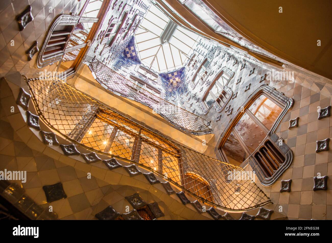 Der Vorhof im Casa Batlo, dem ikonischen Meisterwerk, das 1904 von Antoni Gaudi in Barcelona entworfen wurde Stockfoto