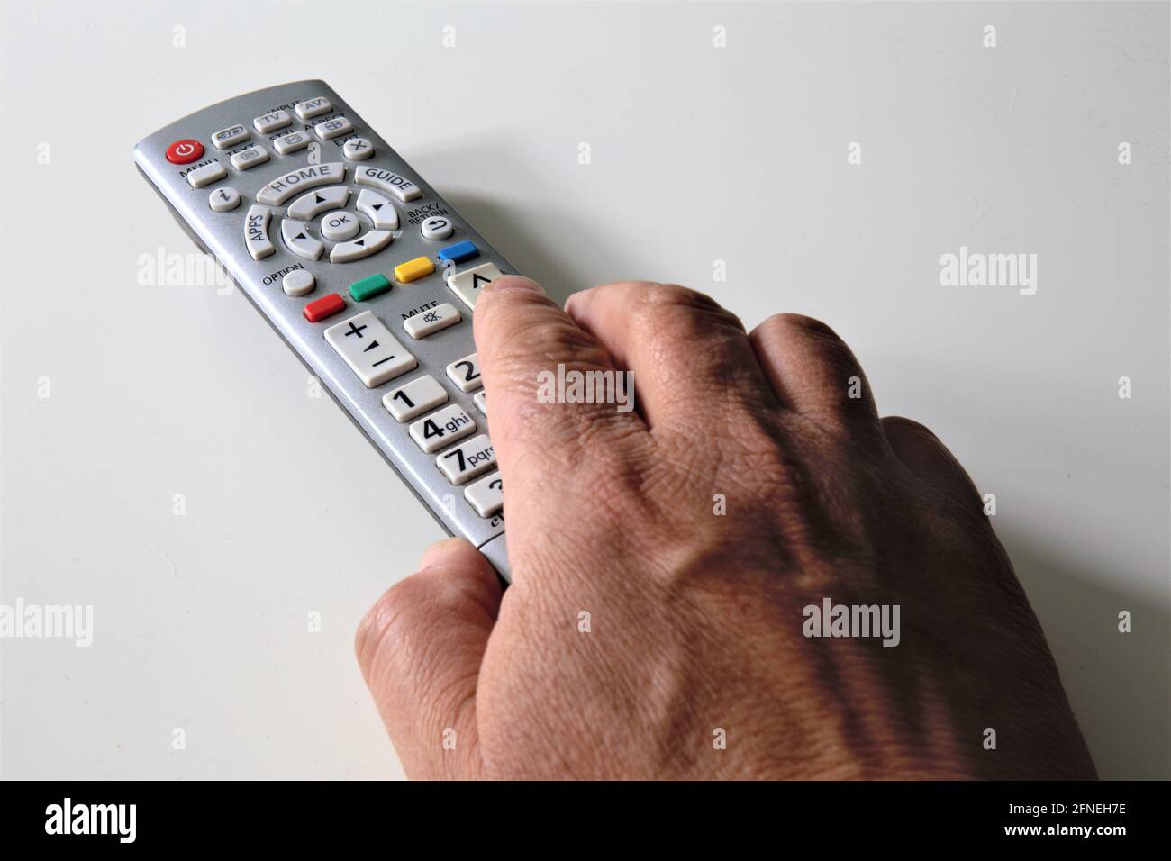 fernbedienung des fernsehers in der Hand Stockfoto
