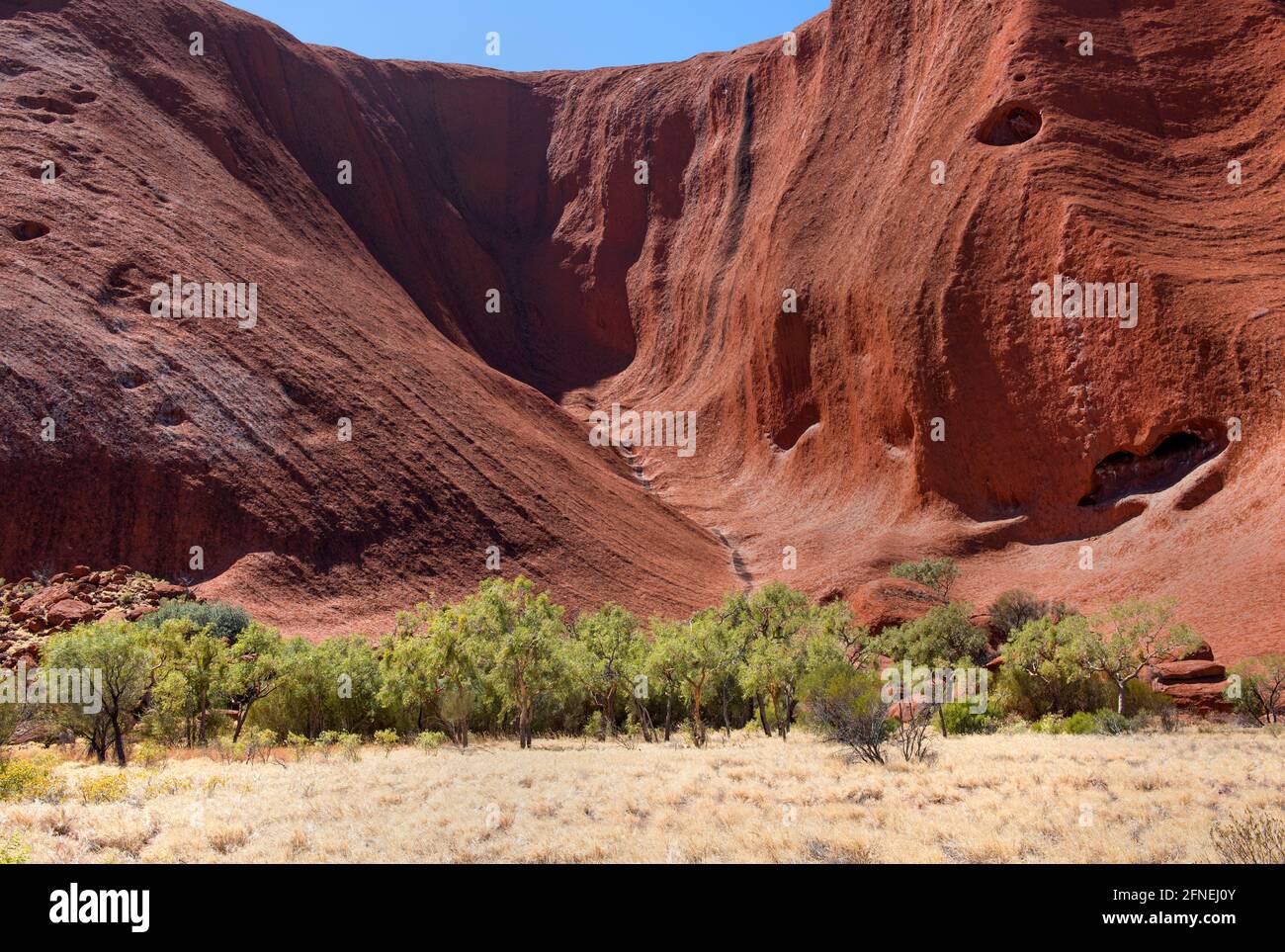 Uluru (Ayers Rock), Northern Territory, Australien, September 2018. Diese imposante geologische Struktur ist der größte Felsmonolith der Welt. Stockfoto