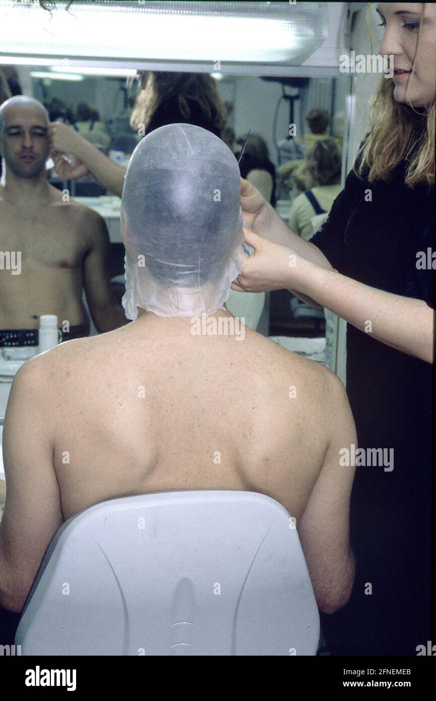 Ein Make-up Artist Student der Schminkschule der Bayerischen Theaterakademie am Prinzregententheater bei der Arbeit. [Automatisierte Übersetzung] Stockfoto