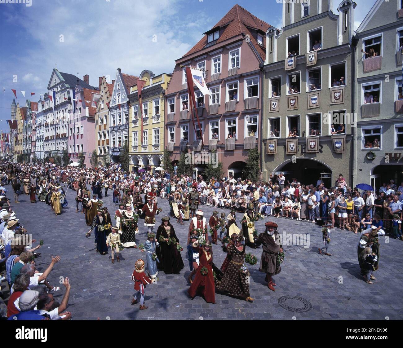 Bei der Landshuter Fürstenhochzeit ziehen zahlreiche Teilnehmer in historischen Kostümen durch die Altstadt. Das Volksfest, das seit 1903 alle vier Jahre gefeiert wird, erinnert an die Hochzeit zwischen Herzog Georg dem Reichen und der polnischen Königstochter Hedwig im Jahr 1475. [Automatisierte Übersetzung] Stockfoto