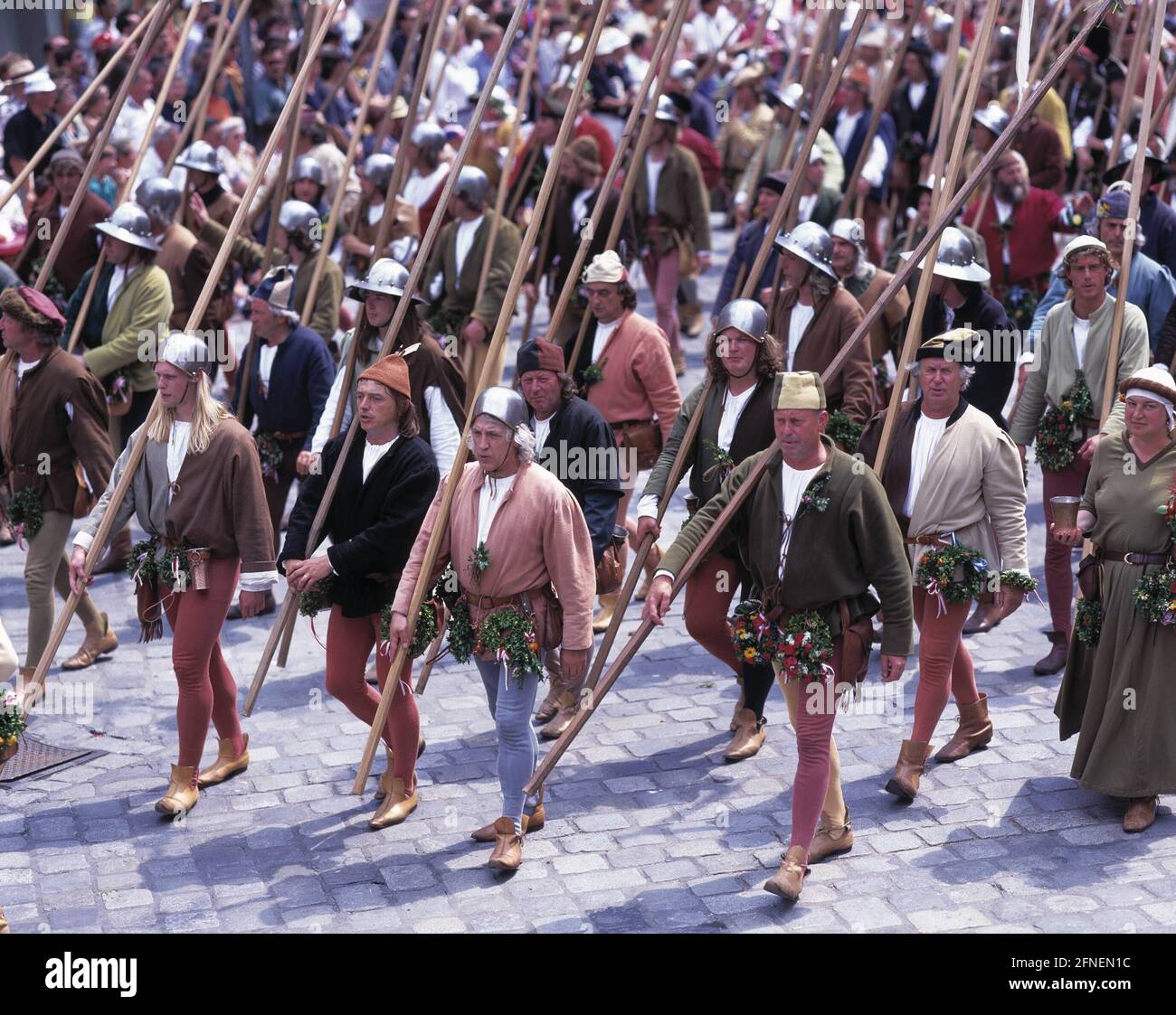 Bei der Landshuter Fürstenhochzeit ziehen zahlreiche Teilnehmer in historischen Kostümen durch die Altstadt. Das Volksfest, das seit 1903 alle vier Jahre gefeiert wird, erinnert an die Hochzeit zwischen Herzog Georg dem Reichen und der polnischen Königstochter Hedwig im Jahr 1475. [Automatisierte Übersetzung] Stockfoto