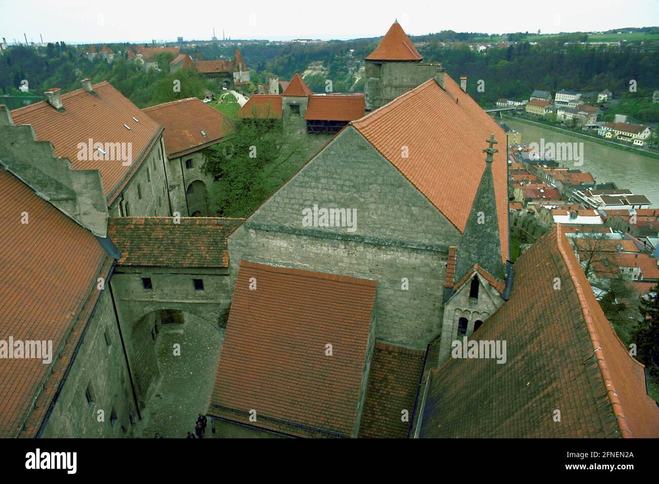 Die Festung oberhalb von Burghausen besteht aus sechs Einzelburgen, die immer durch einen Graben und ein Tor getrennt und durch eine Brücke wieder verbunden sind. Die Schlossanlage ist die längste in Deutschland. Den Grundstein legte der Wittelsbacher Herzog Heinrich XIII. In der zweiten Hälfte des 13. Jahrhunderts. Von 1255 bis 1504 war die Burg Sitz der niederbayerischen Herzöge. In den Jahren 1480-88 fanden wesentliche Veränderungen, Erweiterungen und die Expansion zur stärksten Festung seines Landes statt und Herzog Georg der Reiche (1479-1503). [Automatisierte Übersetzung] Stockfoto