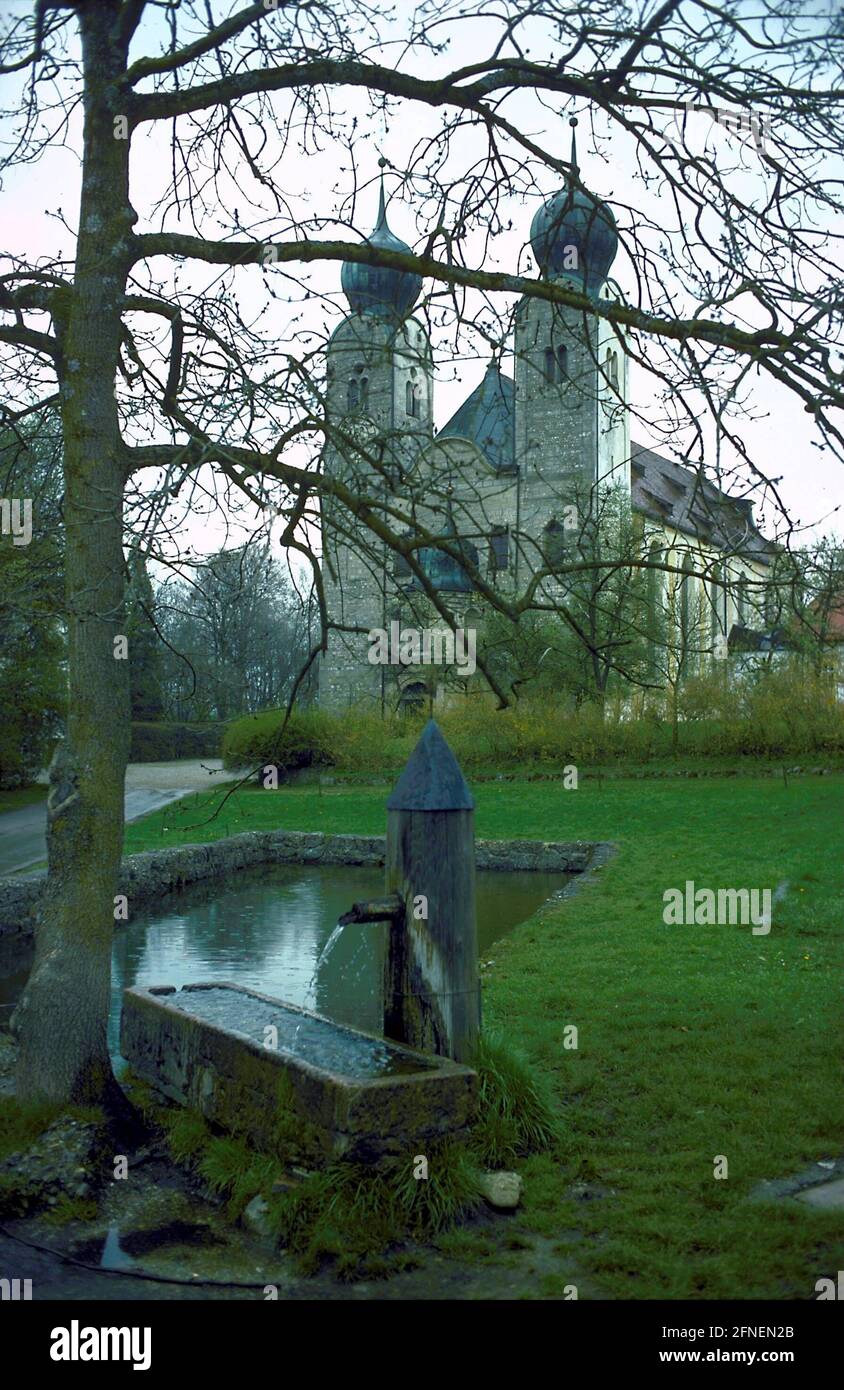 Das Kloster Baumburg bei Altenmarkt, ein ehemaliges Augustinerkloster, wurde Anfang des 11. Jahrhunderts an der Stelle der Stammburg der Chiemgauer Grafen der Familie Arigon gegründet. Die heutige Klosterkirche ist ein spätbarockes Gebäude aus den Jahren 1754-57, von der romanischen Kirche sind nur die Westtürme erhalten. [Automatisierte Übersetzung] Stockfoto