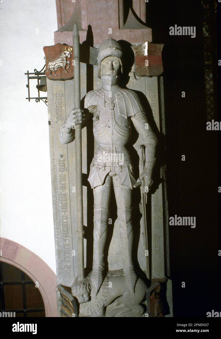 Grab von Jörg Voit von Rieneck in der Kirche St. Andreas in Karlstadt am Main. Das Grab besteht aus einem Ritter, der eine Flagge mit Wappen in der Hand hält, zu seinen Füßen liegt ein Hund. [Automatisierte Übersetzung] Stockfoto