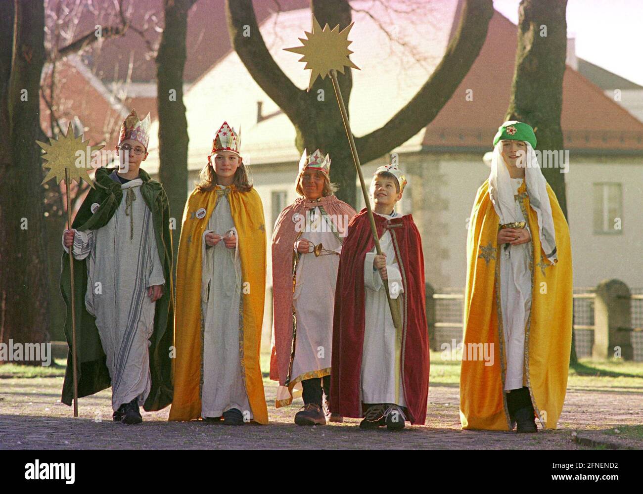 Die Zeit vor und nach Epiphany wird von den Liedsängern in vielen Regionen Deutschlands geprägt. Als Caspar, Melchior und Balthasar kostümiert, reisen Tausende von Kindergruppen durch das Land, um Segnungen an die Türstufen zu schreiben und Geld für wohltätige Zwecke zu sammeln. [Automatisierte Übersetzung] Stockfoto