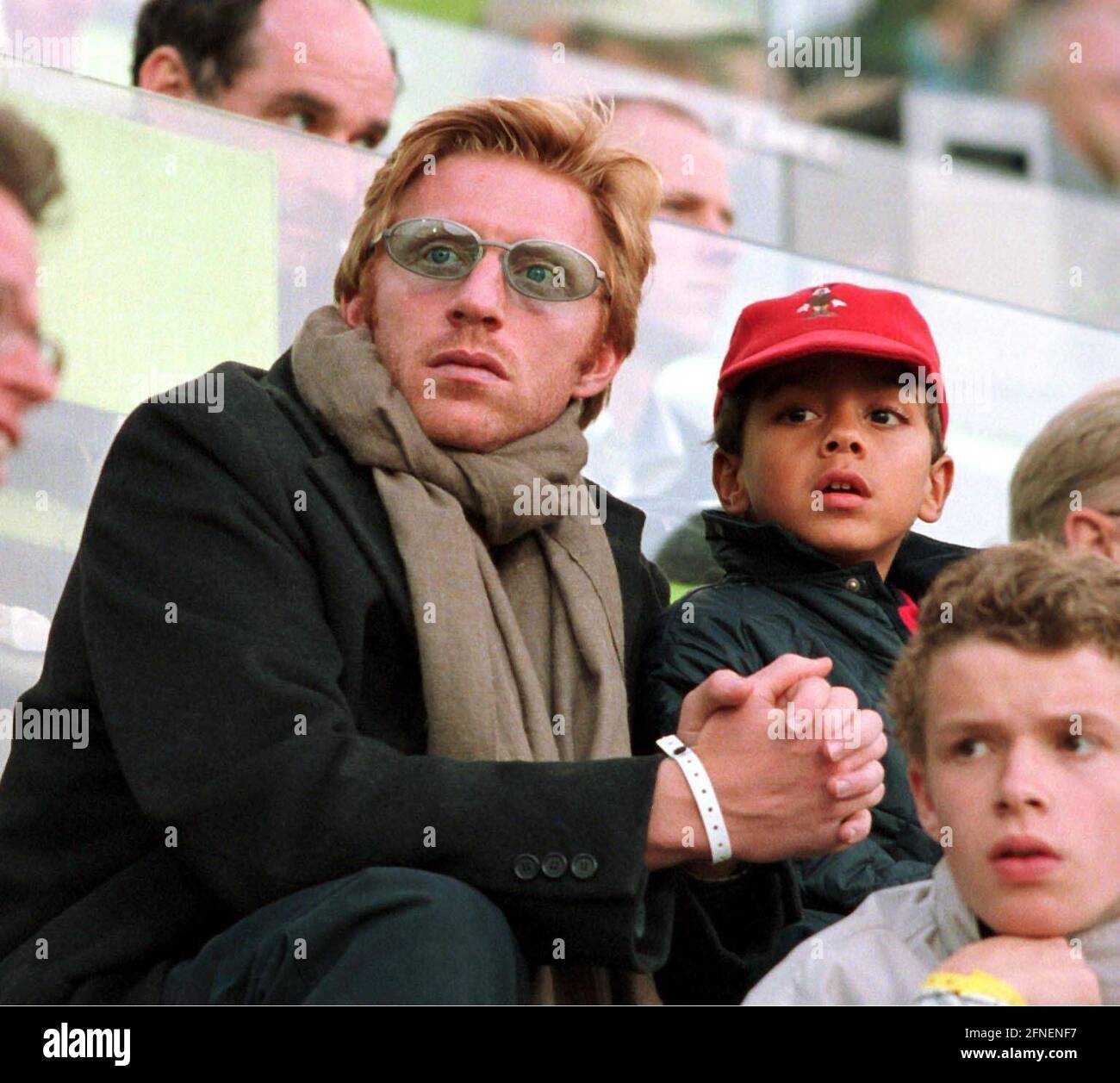 TSV 1860 München-FC Bayern München 1:1 25.04.99 Boris Becker mit seinem Sohn Noah zu Gast beim lokalen Derby im Olympiastadion in München. [Automatisierte Übersetzung] Stockfoto