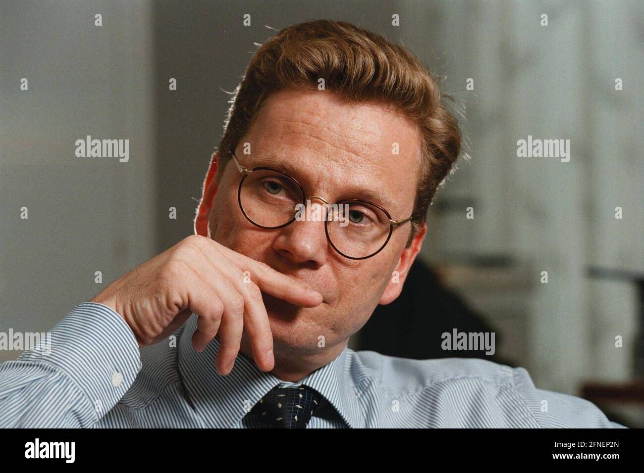 Guido Westerwelle, MdB, FDP-Generalsekretär, während eines Interviews in seinem Bonner Büro im Thomas-Dehler-Haus. [Automatisierte Übersetzung] Stockfoto