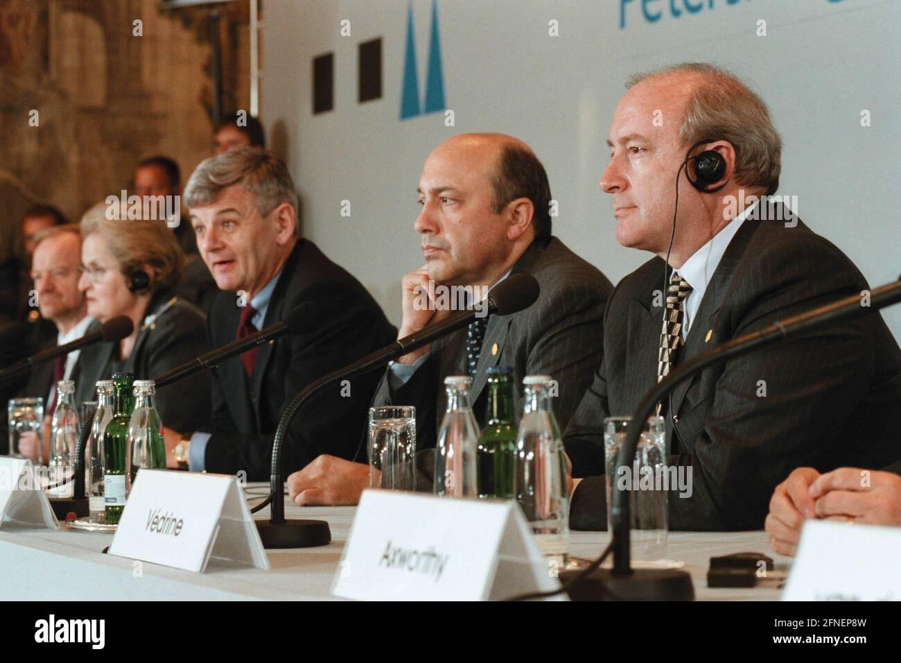 Robin Cook (Außenminister Großbritannien), Madeleine Albright (Staatssekretärin USA), Bundesaußenminister Joschka Fischer und Igor Iwanow (Außenminister Russland) erläutern auf einer Pressekonferenz den vereinbarten Resolutionsentwurf als Ergebnis ihrer G-8-Sonderkonferenz zum Kosovo. [Automatisierte Übersetzung] Stockfoto